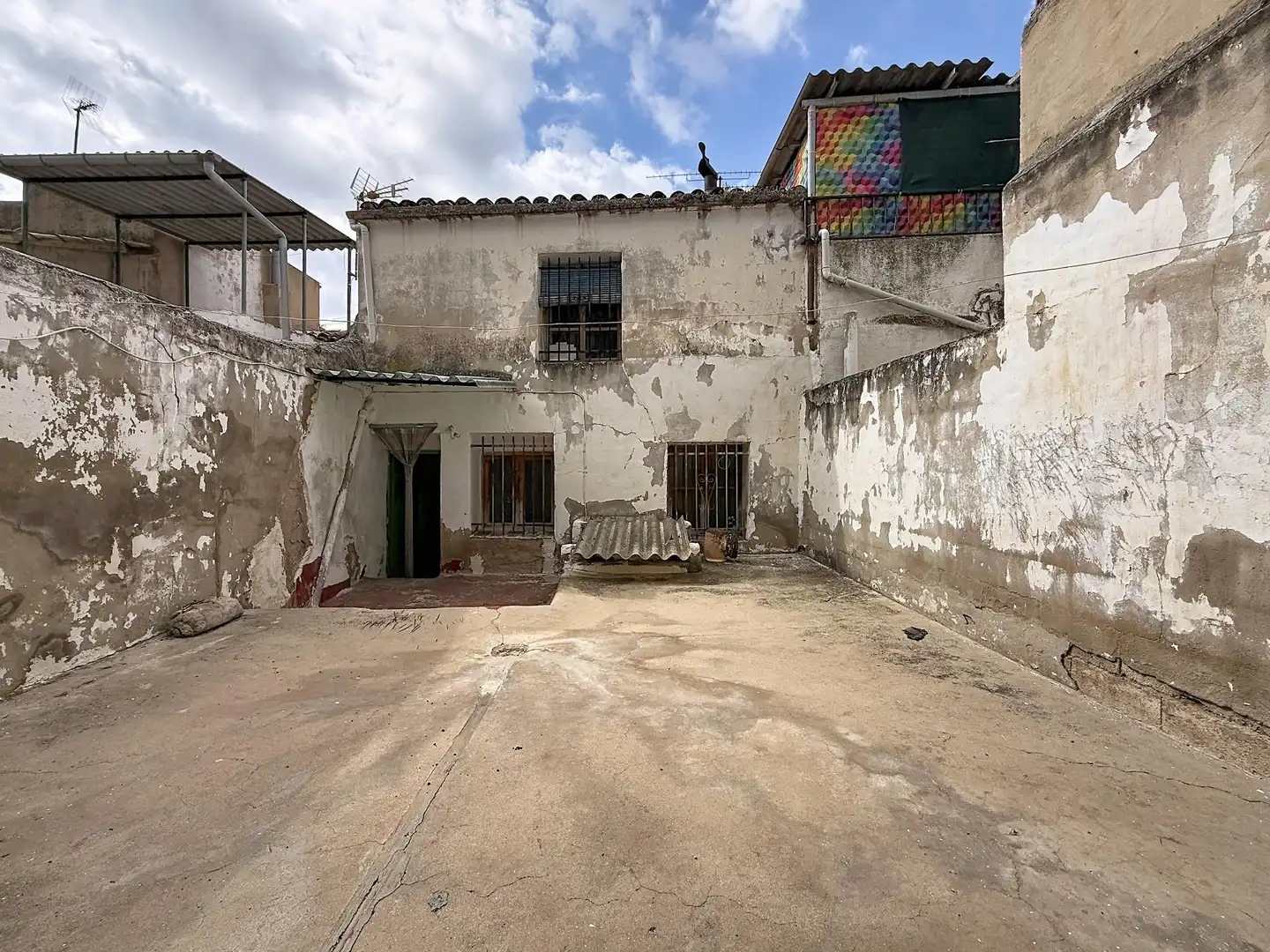 Außenansicht von Country house zum Verkauf in Onil mit Terrasse, Abstellraum und Balkon