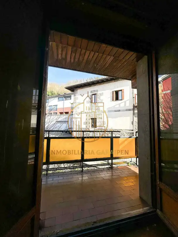 Vista exterior de Pis en venda en Irura amb Jardí privat, Terrassa i Balcó