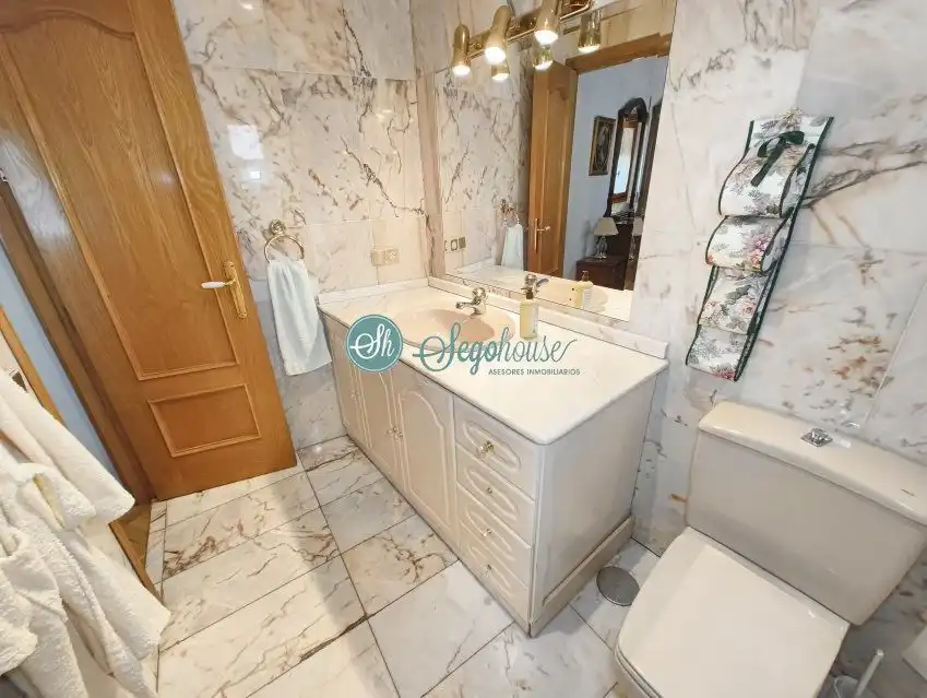 Baño de Piso en venta en Segovia con Calefacción, Trastero y Balcón