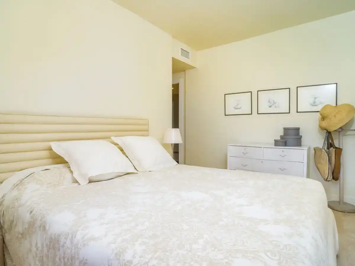 Dormitori de Apartament en venda en Marbella amb Aire condicionat i Piscina