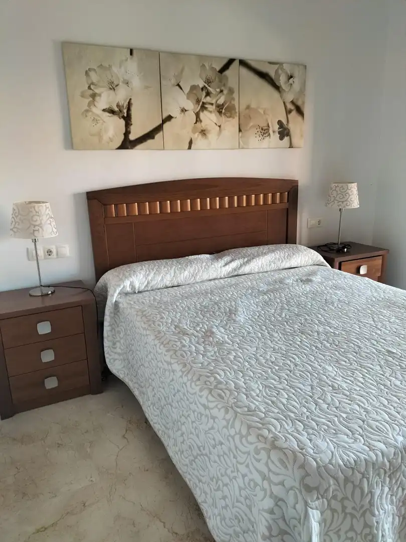 Habitación de Apartamento de alquiler en Fuengirola con Terraza, Amueblado y Piscina comunitaria