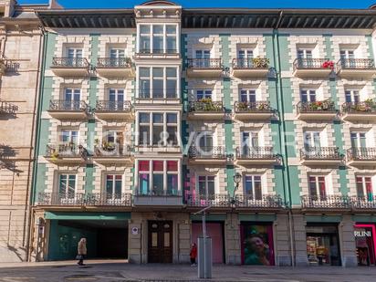 Vista exterior de Dúplex en venda en Bilbao  amb Calefacció, Terrassa i Traster