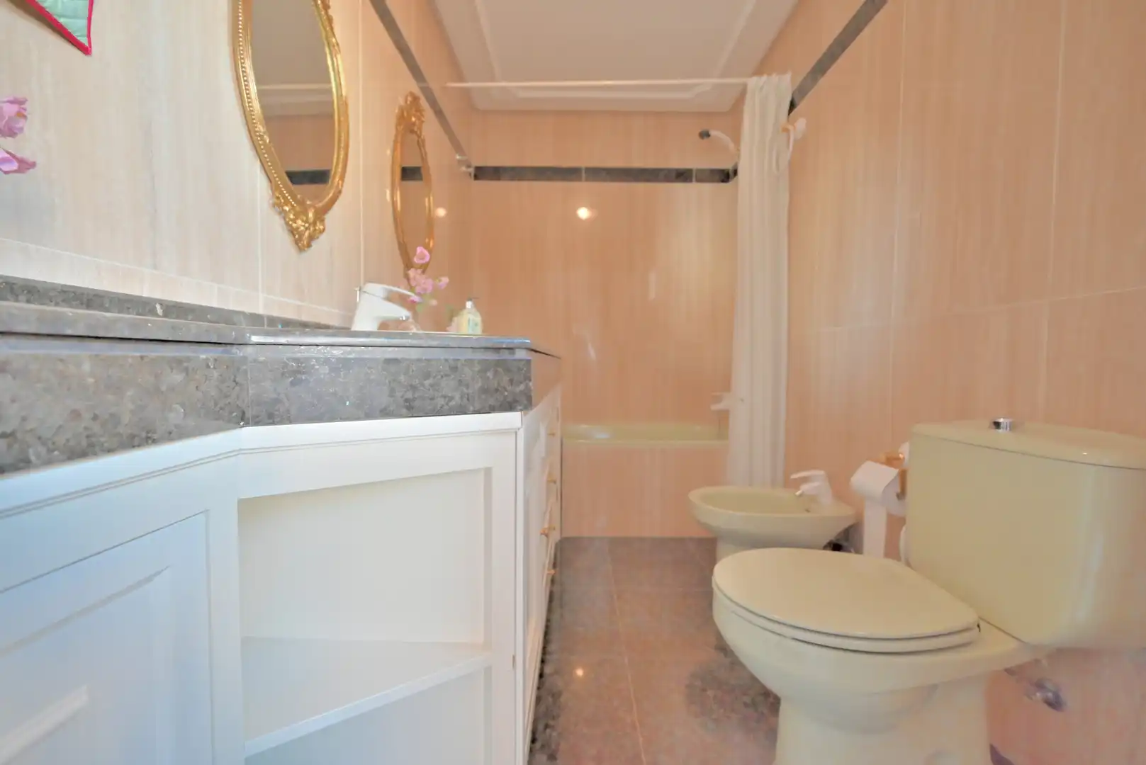 Bathroom of Houses for sale in Fuengirola  with Air Conditioner, Heating and Private garden