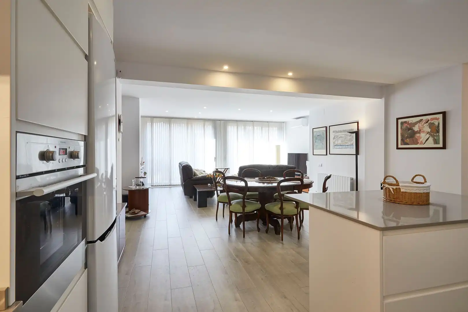 Wohnzimmer von Wohnung zum Verkauf in Barcelona mit Klimaanlage, Parkett und Ofen