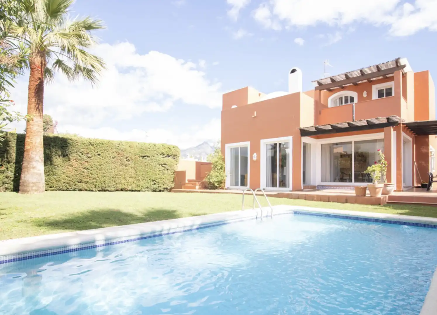 Chalet con terraza en venta en Nueva Andalucía