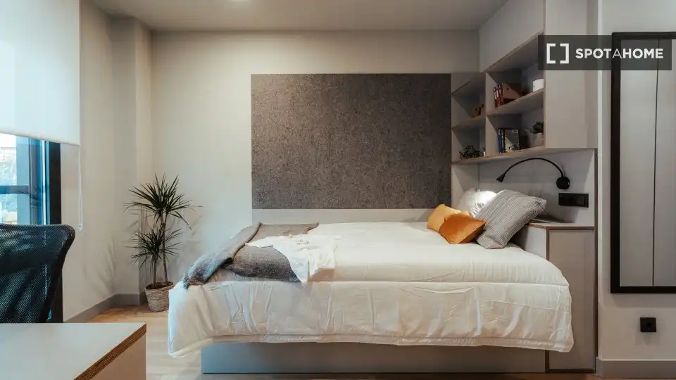 Bedroom of Flat for share in Barcelona  with Air Conditioner, Heating and Furnished