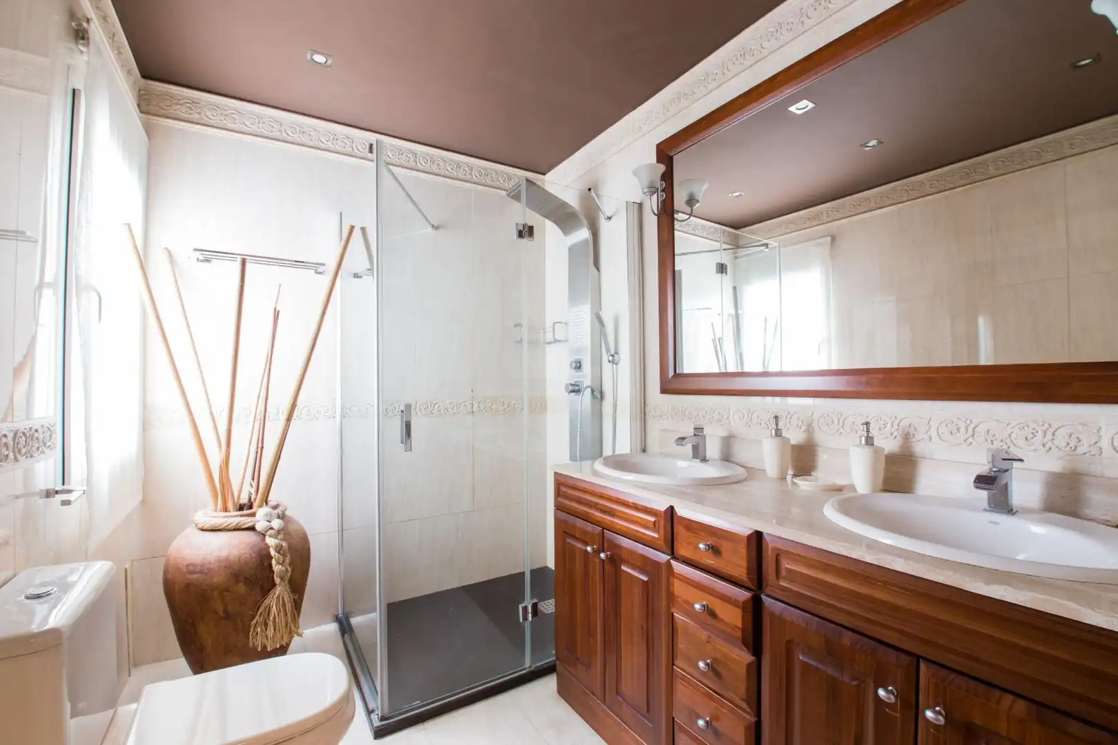 Bathroom of Flat for share in Granada  with Parquet flooring