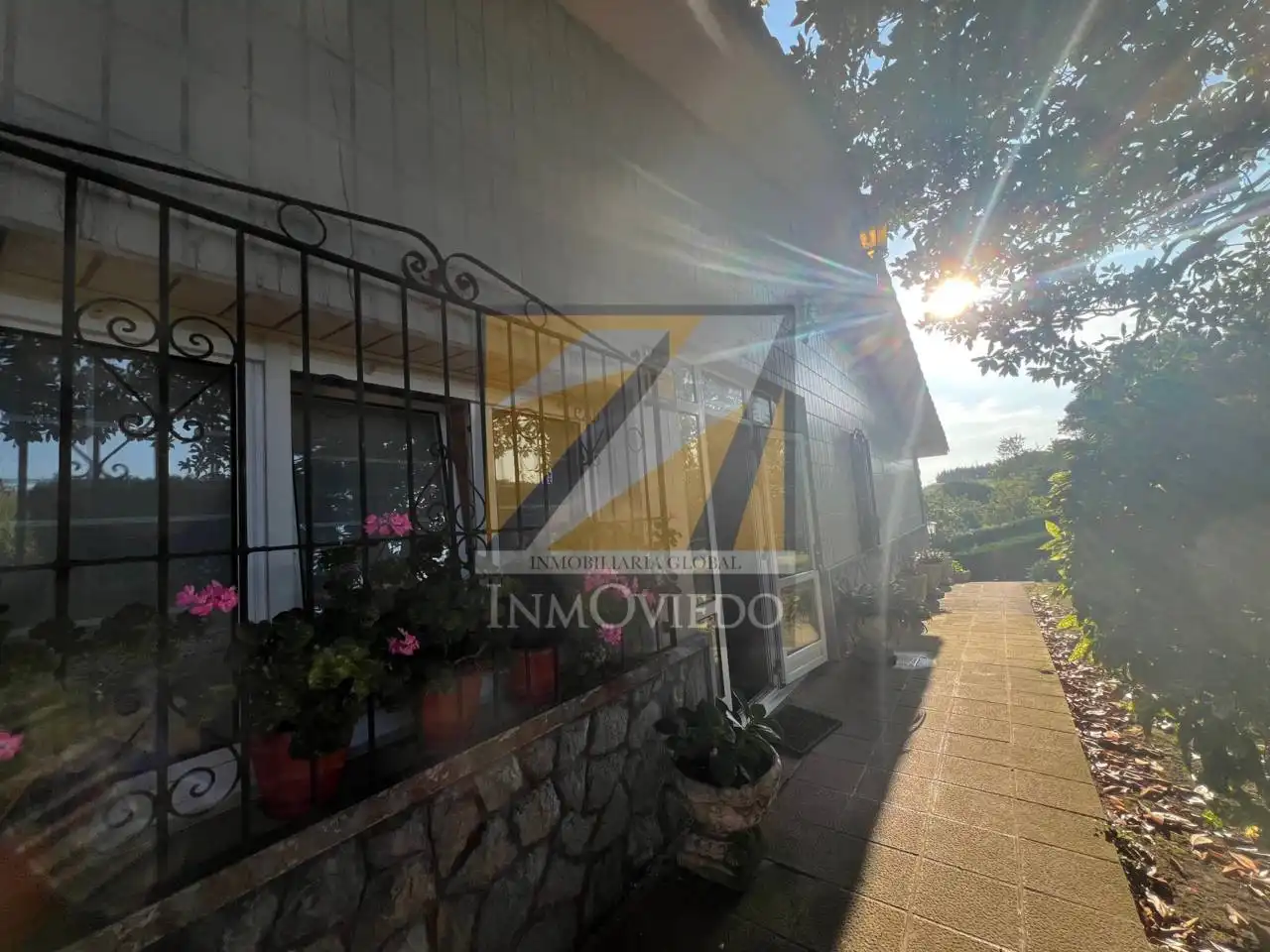Vista exterior de Casa o xalet en venda en Carreño amb Calefacció, Jardí privat i Parquet