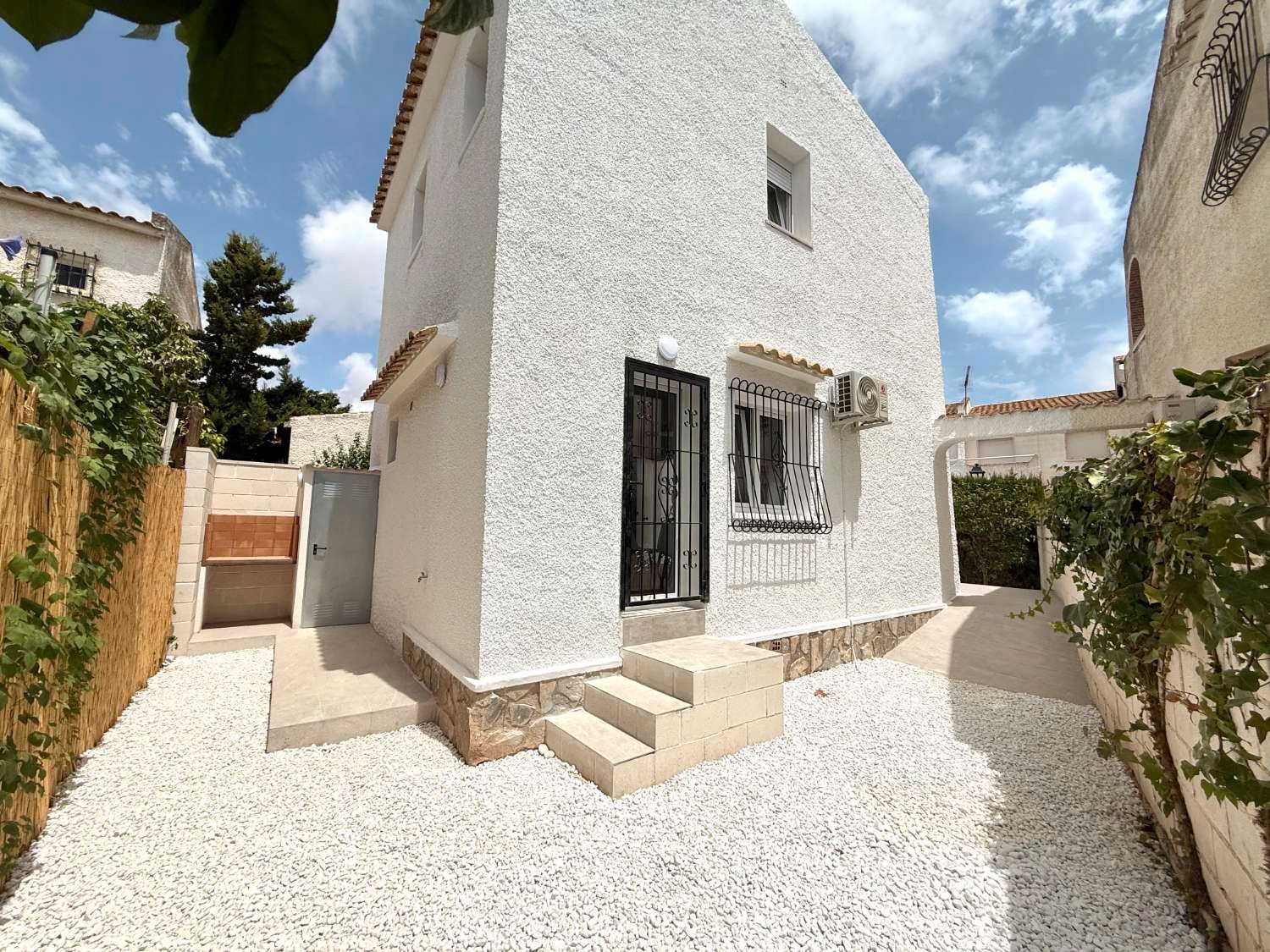 Vista exterior de Casa o xalet en venda en Orihuela amb Aire condicionat, Calefacció i Terrassa