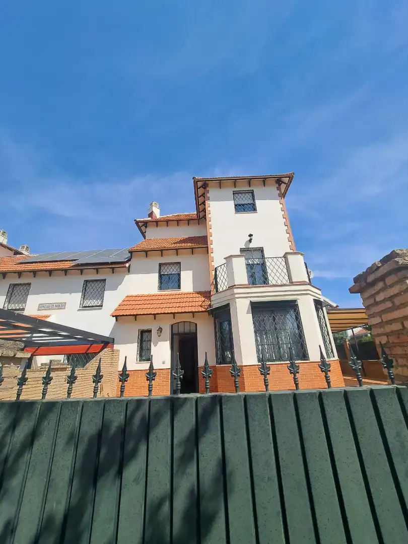 Vista exterior de Casa o xalet en venda en Dos Hermanas amb Aire condicionat, Terrassa i Forn