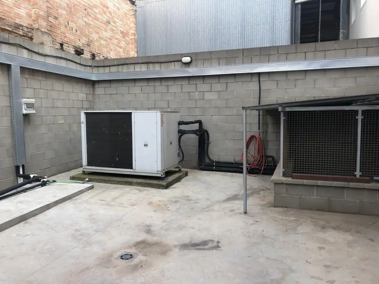 Vista exterior de Nau industrial de lloguer en Barcelona amb Calefacció i Alarma
