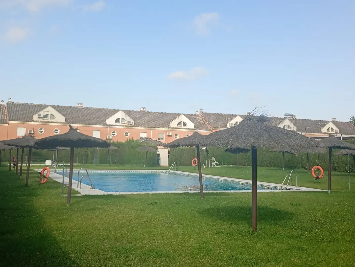 Piscina de Casa adosada en venta en Coria del Río con Trastero, Amueblado y Piscina comunitaria
