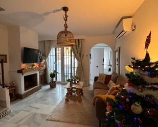Sala d'estar de Casa o xalet en venda en Mijas amb Aire condicionat, Terrassa i Balcó