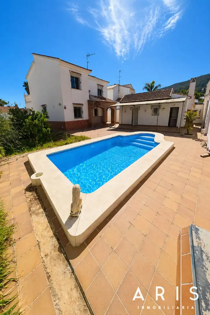 Piscina de Casa o xalet en venda en Alhaurín de la Torre amb Aire condicionat, Jardí privat i Terrassa