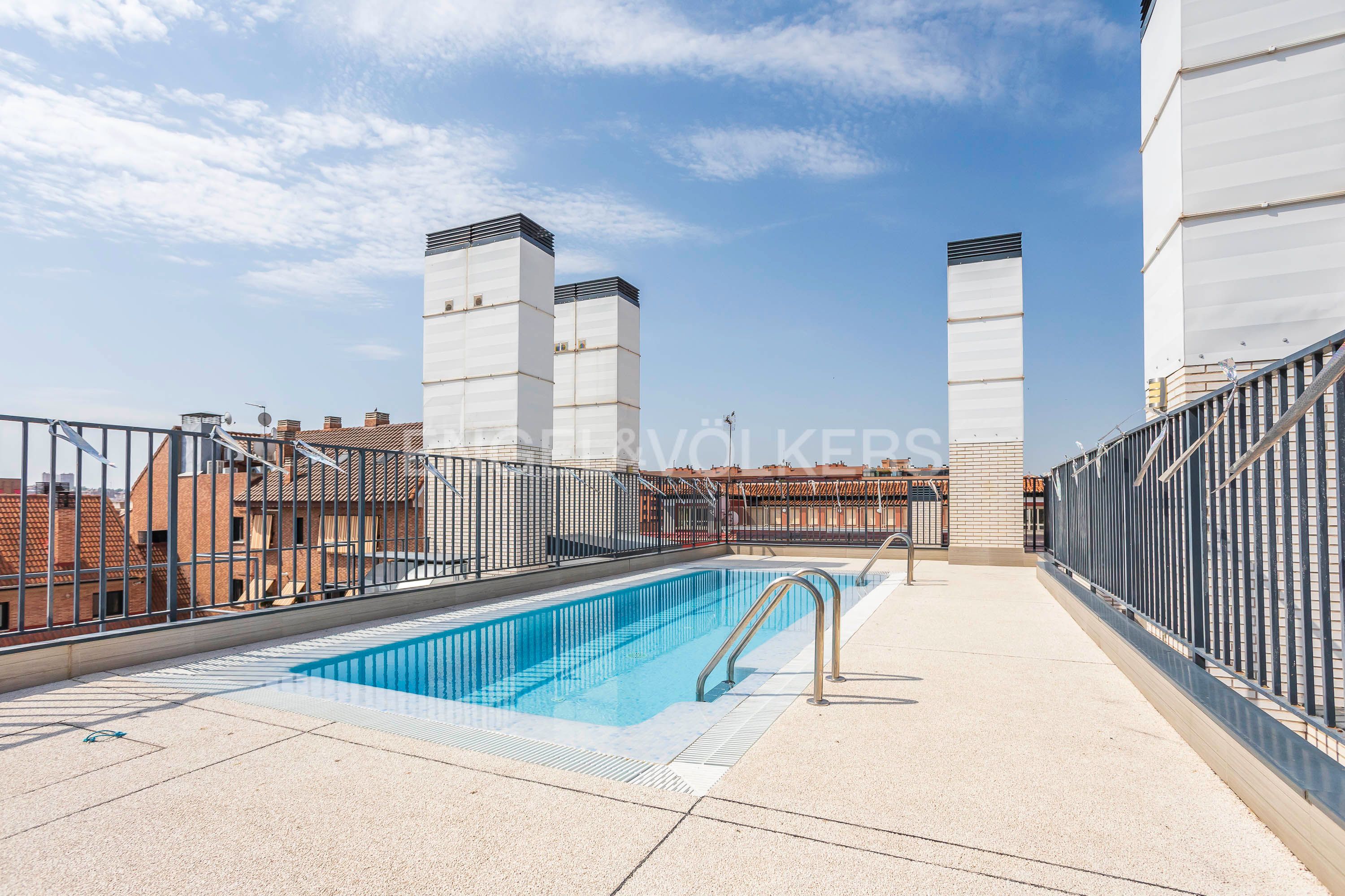 Swimming pool of Apartment to rent in  Madrid Capital  with Air Conditioner, Heating and Private garden