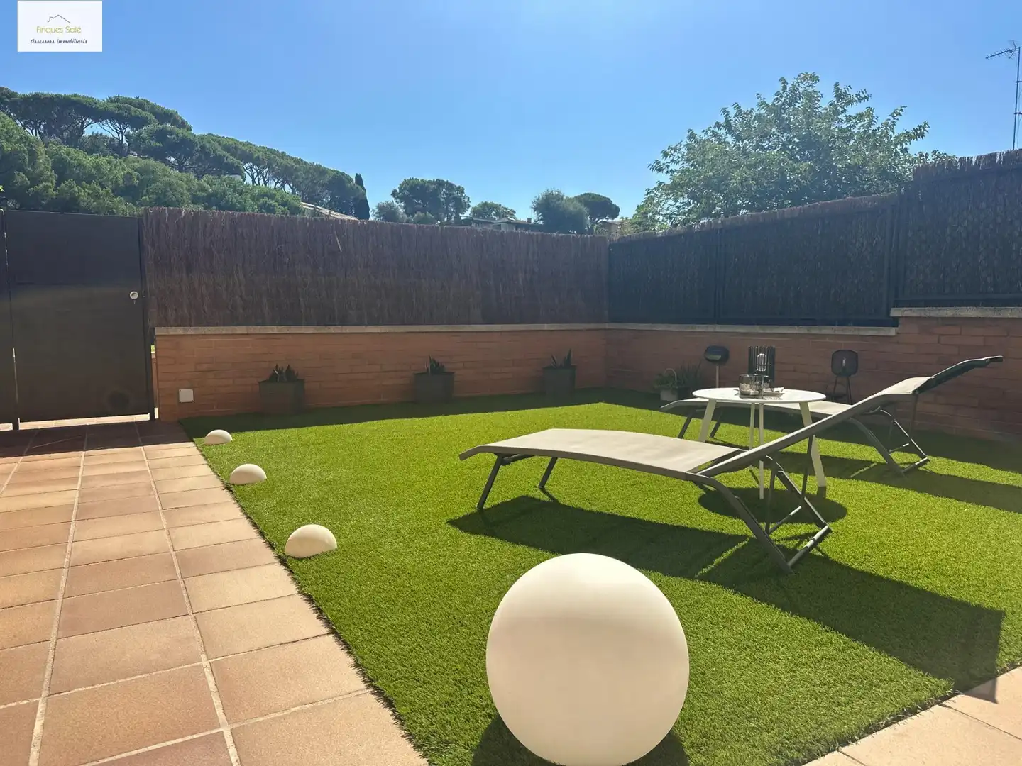 Terrasse von Einfamilien-Reihenhaus zum Verkauf in Cabrils mit Klimaanlage, Heizung und Privatgarten