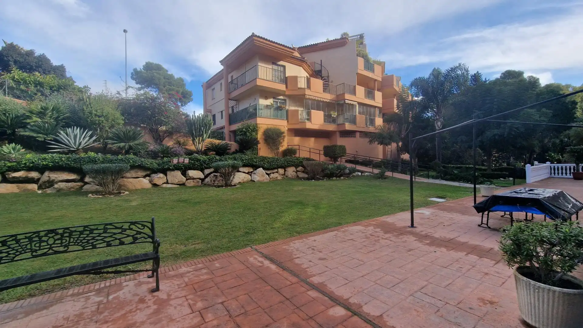 Vista exterior de Àtic en venda en Fuengirola amb Aire condicionat, Calefacció i Jardí privat
