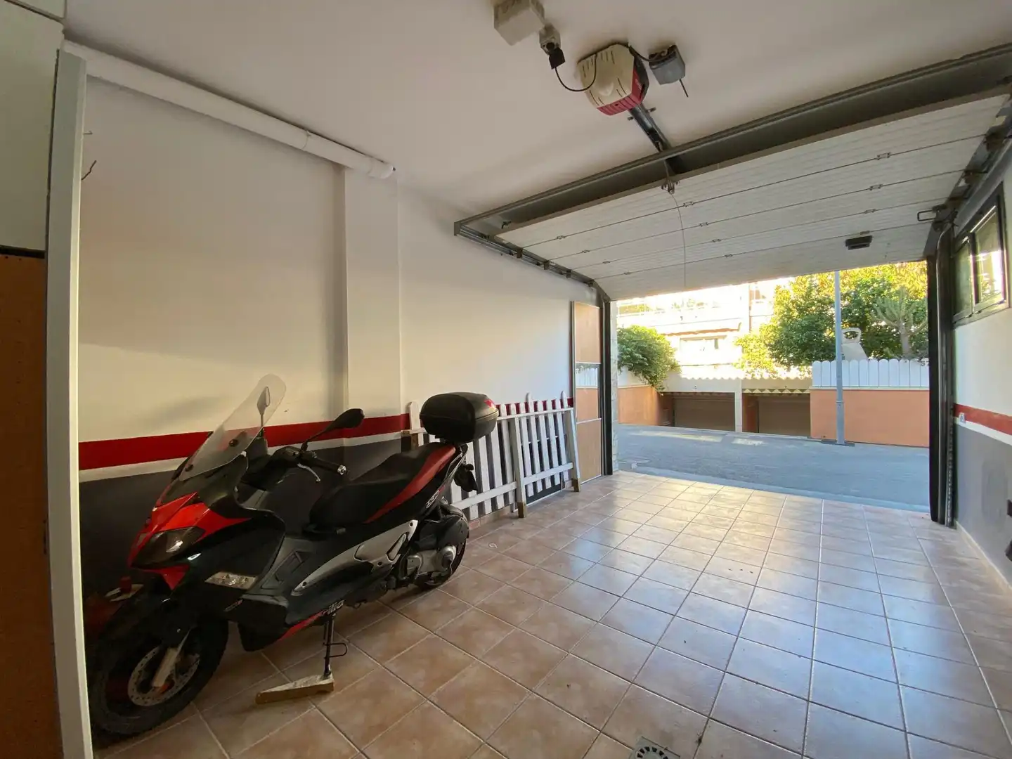 Parkplatz von Einfamilien-Reihenhaus zum Verkauf in El Vendrell mit Klimaanlage, Heizung und Terrasse