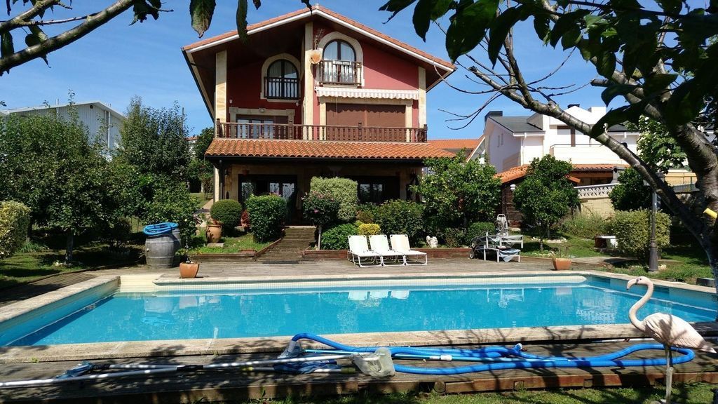 Piscina de Casa o xalet en venda en Suances amb Jardí privat, Parquet i Terrassa