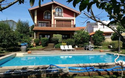 Piscina de Casa o xalet en venda en Suances amb Jardí privat, Parquet i Terrassa