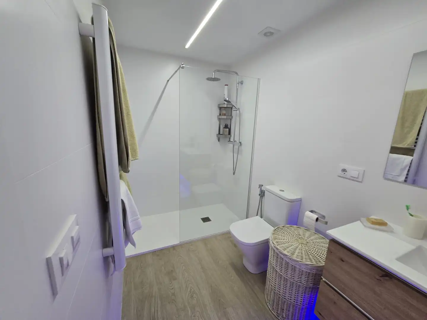 Bany de Apartament en venda en Vigo  amb Moblat, Forn i Microones