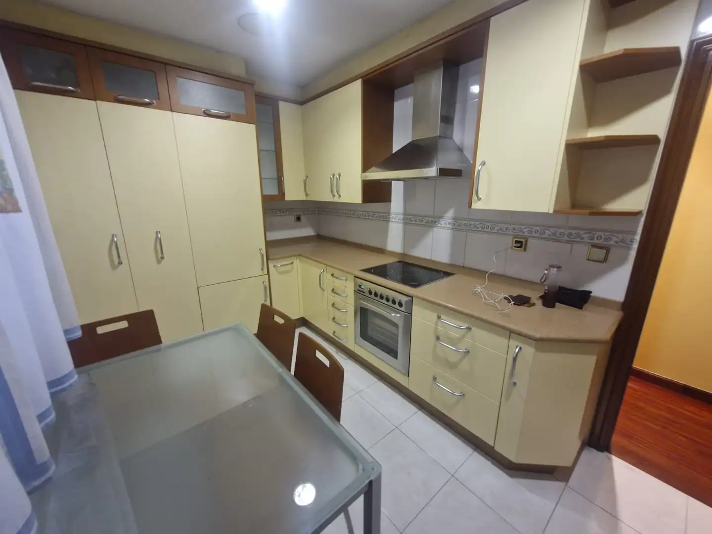Cuina de Apartament de lloguer en Ourense Capital  amb Calefacció, Parquet i Moblat
