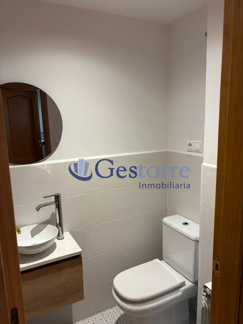 Badezimmer von Wohnung zur Miete in Oviedo  mit Heizung, Privatgarten und Parkett