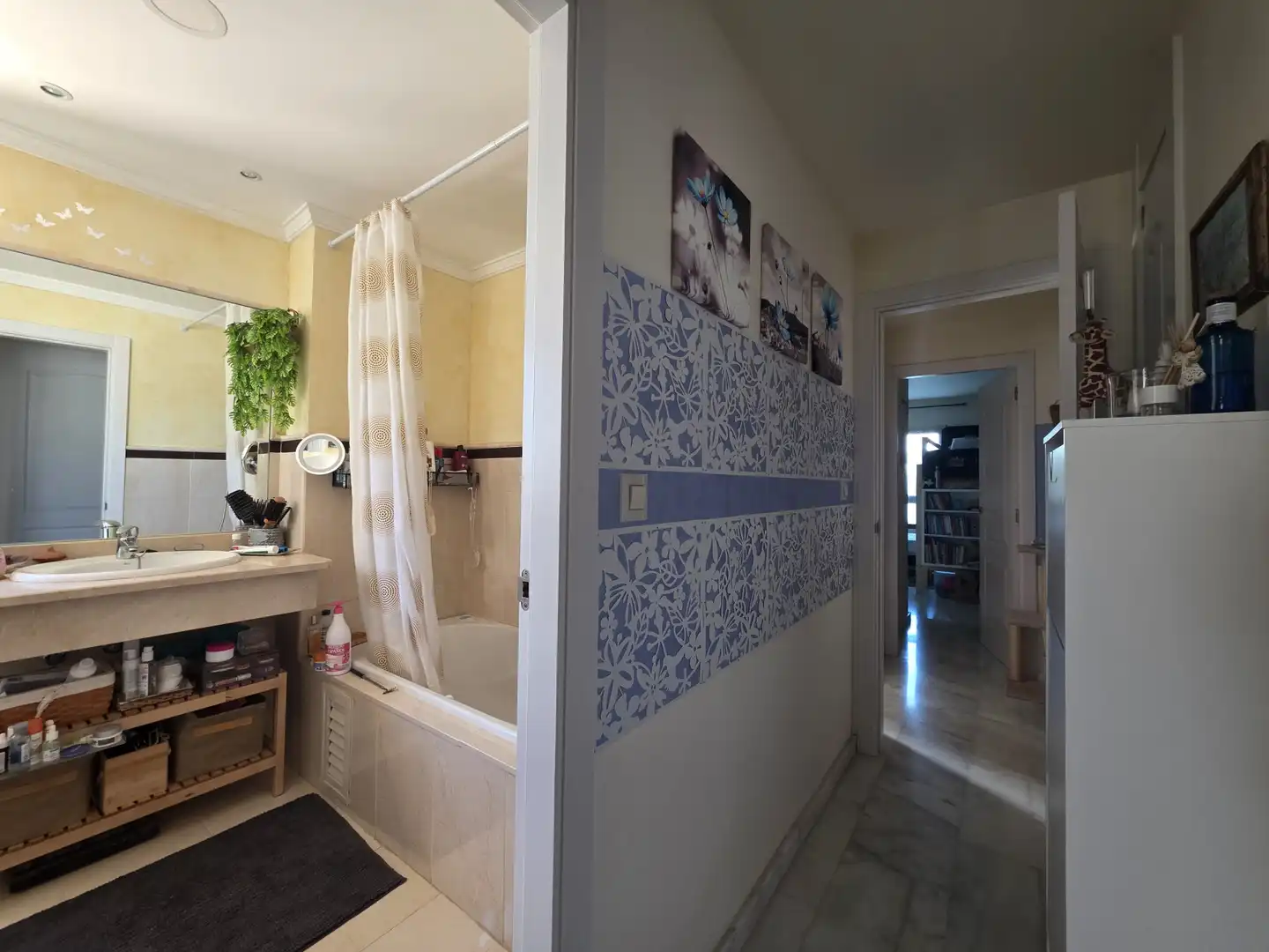 Badezimmer von Erdgeschoss zum Verkauf in La Alcaidesa mit Klimaanlage, Privatgarten und Terrasse