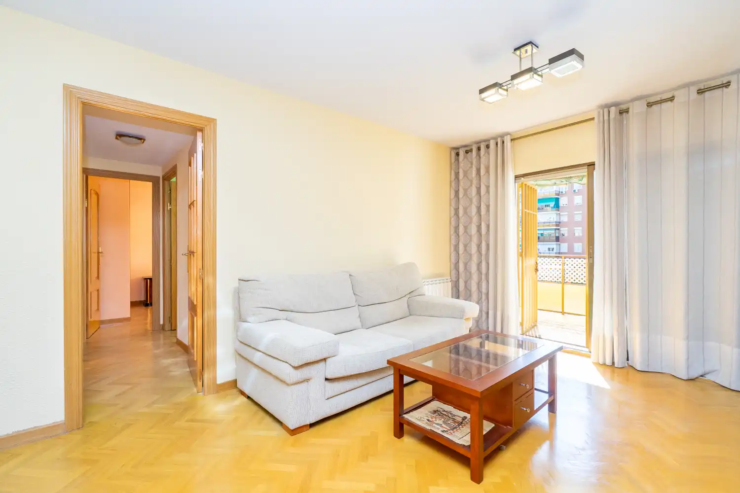Sala de estar de Piso en venta en Móstoles con Calefacción, Terraza y Piscina comunitaria
