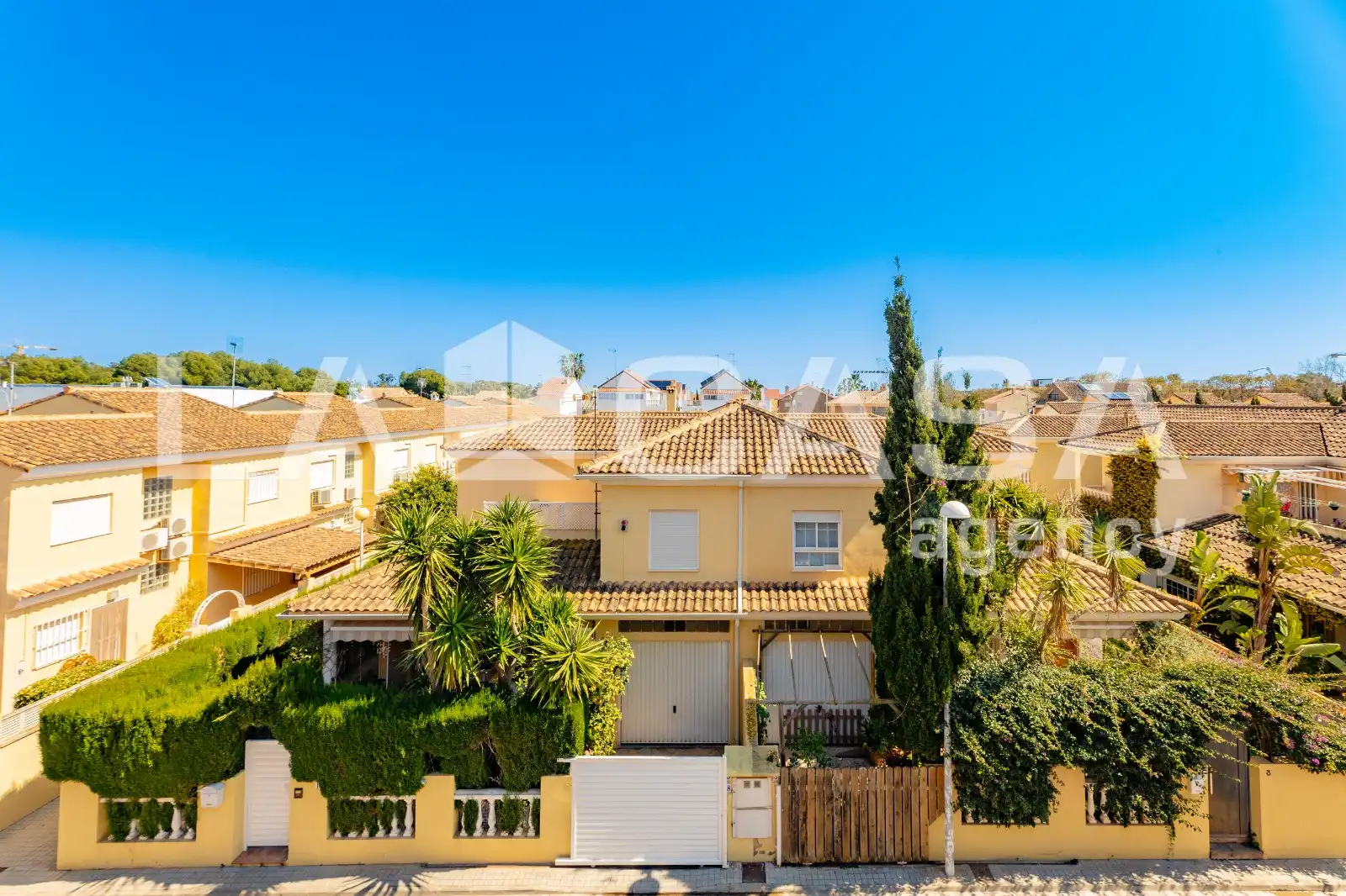 Vista exterior de Casa adosada en venda en Sagunto / Sagunt amb Terrassa, Piscina i Balcó