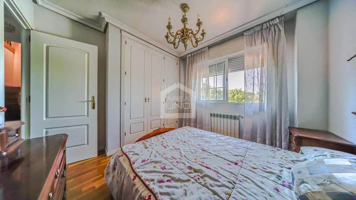 Habitación de Casa adosada en venta en Villaviciosa de Odón con Calefacción, Jardín privado y Parquet