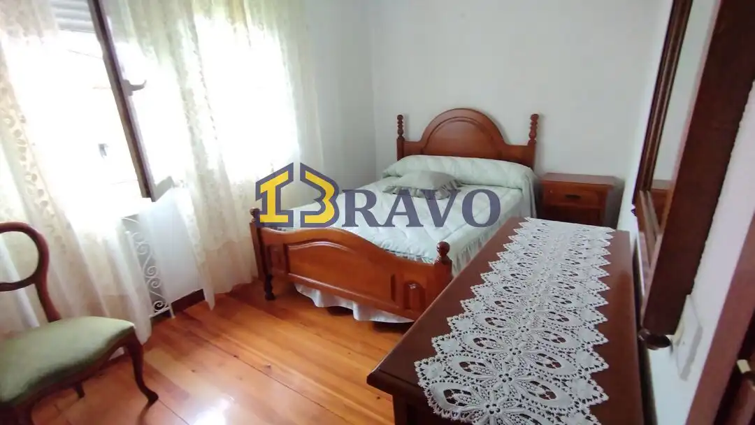 Dormitori de Casa o xalet en venda en Medina de Pomar amb Calefacció, Jardí privat i Piscina