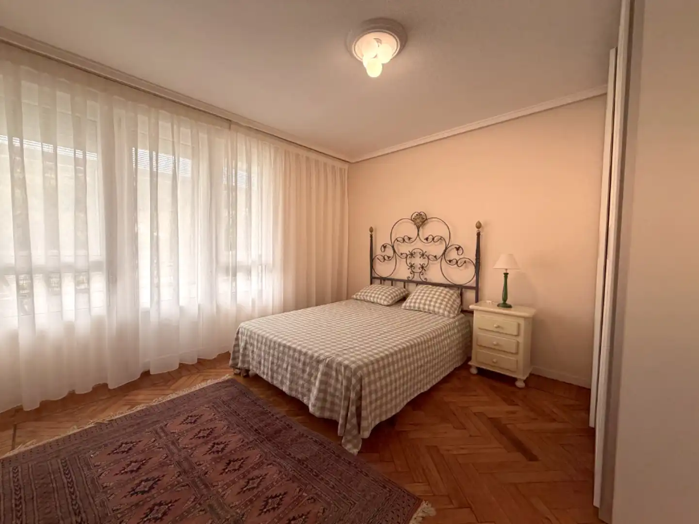 Schlafzimmer von Wohnung zur Miete in Los Corrales de Buelna  mit Heizung, Privatgarten und Parkett