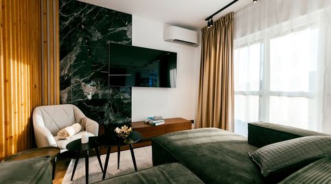Lujo y Vistas en La Quinta Hills, Benahavís: Apartamento Recién Renovado con Solárium