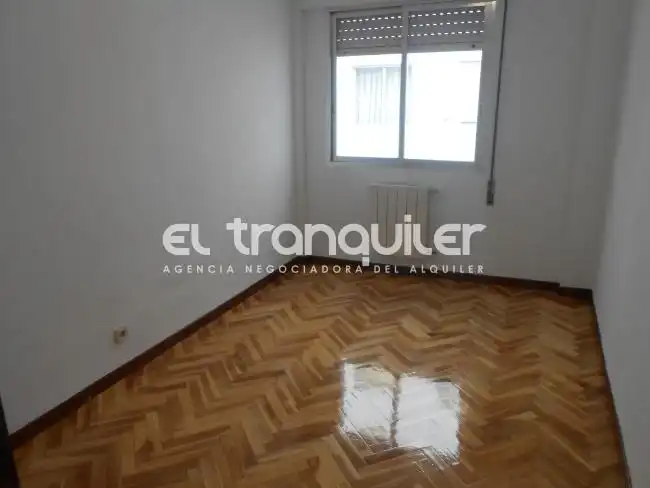 Dormitori de Pis de lloguer en Móstoles amb Parquet, Terrassa i Rentadora