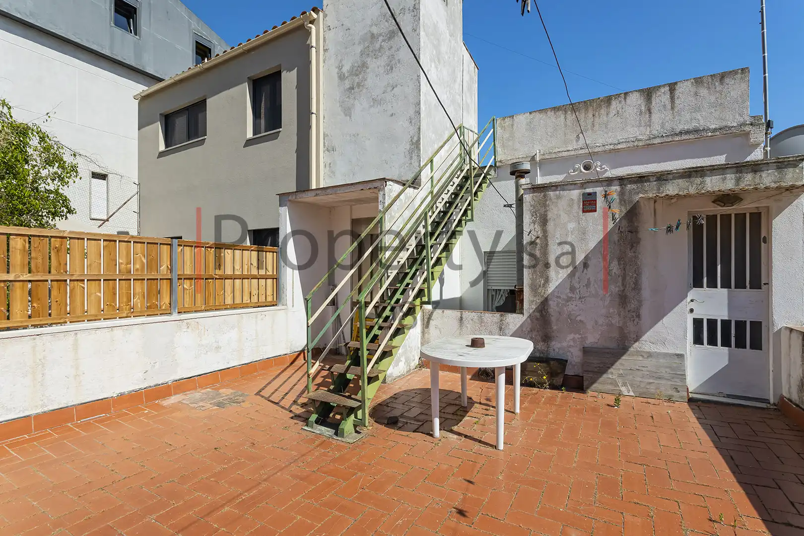 Vista exterior de Casa adosada en venda en Esplugues de Llobregat amb Calefacció, Terrassa i Traster