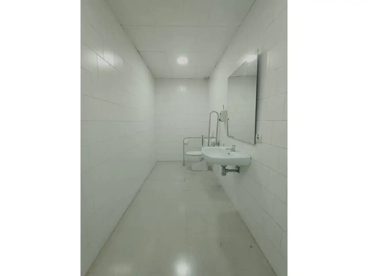 Bathroom of Commercial properties for rent in Girona