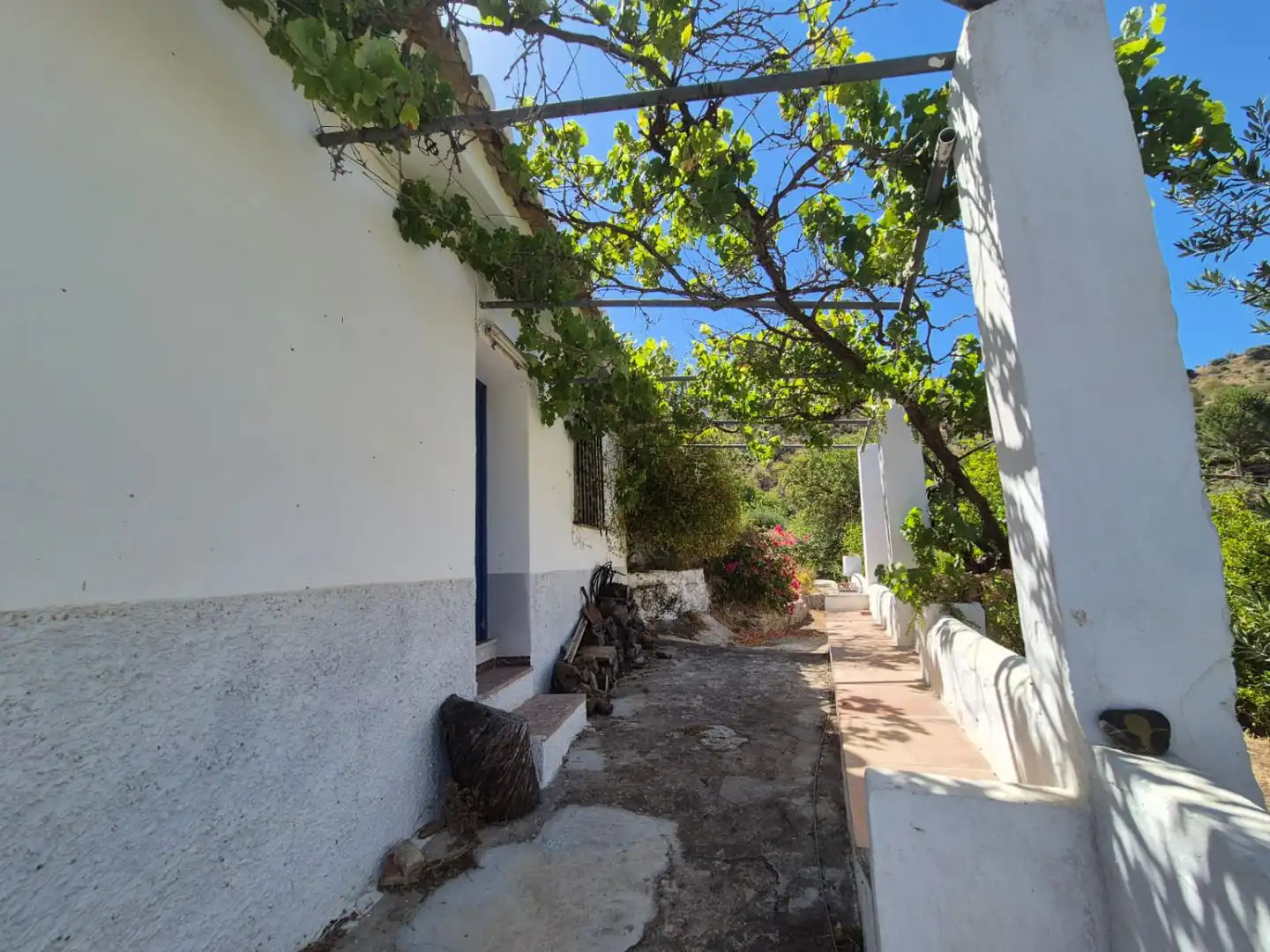 Vista exterior de Finca rústica en venda en Guaro amb Calefacció, Terrassa i Traster