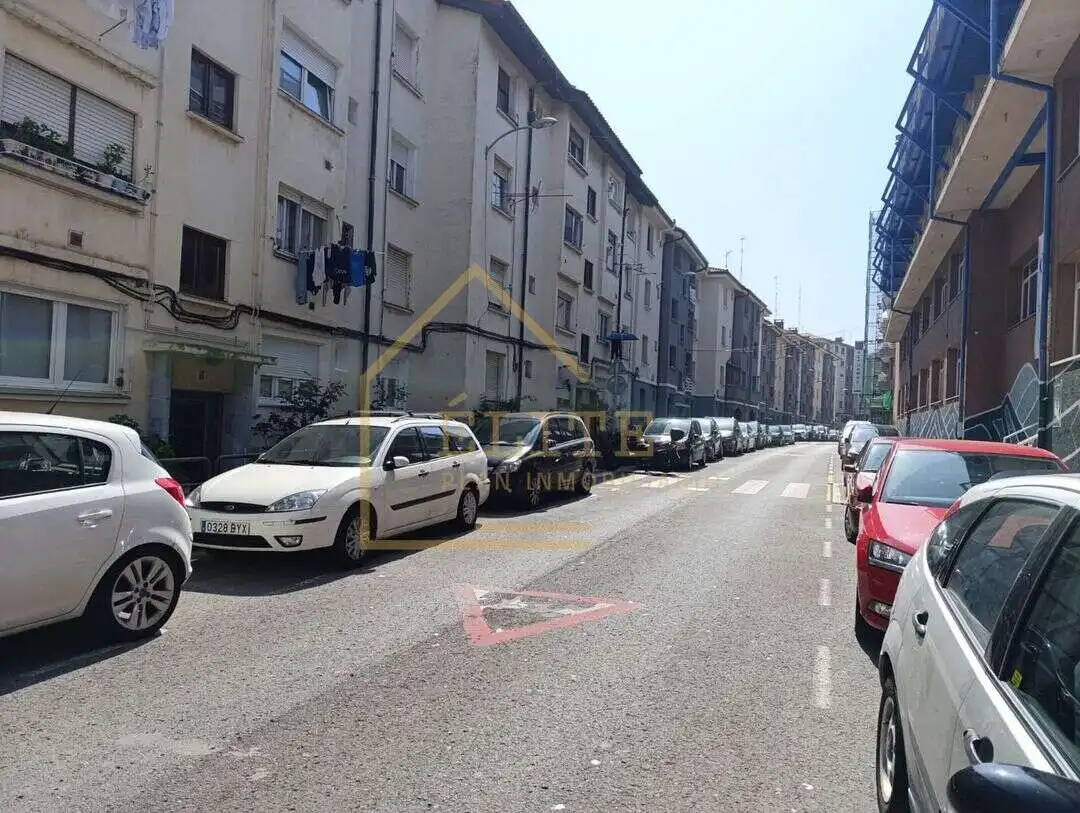 Parking de Piso en venta en Santurtzi  con Calefacción, Parquet y Trastero
