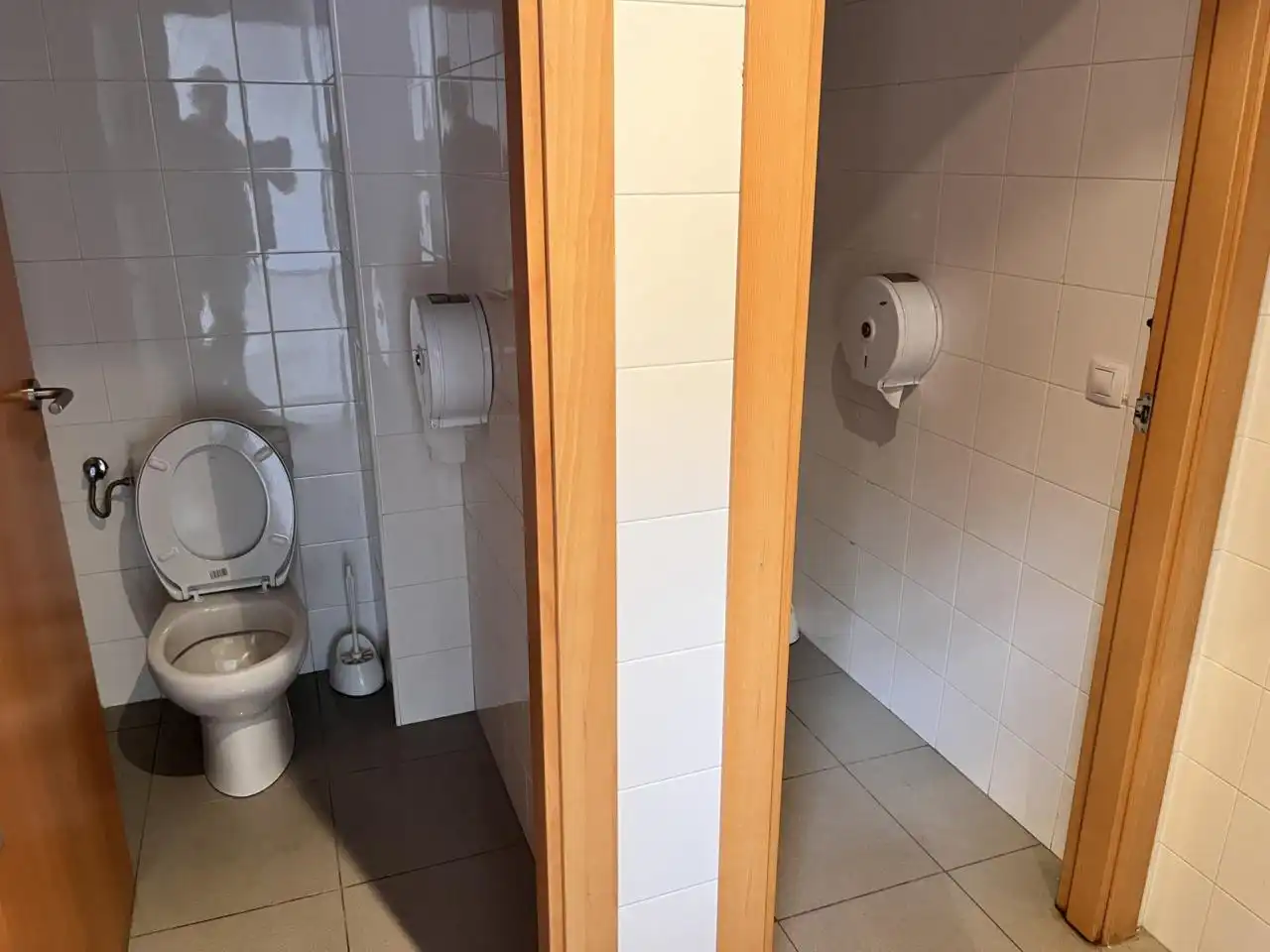 Badezimmer von Fabrikhallen zur Miete in Badalona