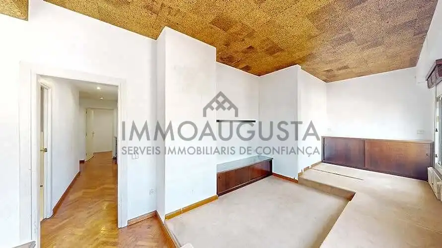Vista exterior de Pis en venda en Barcelona amb Parquet i Terrassa