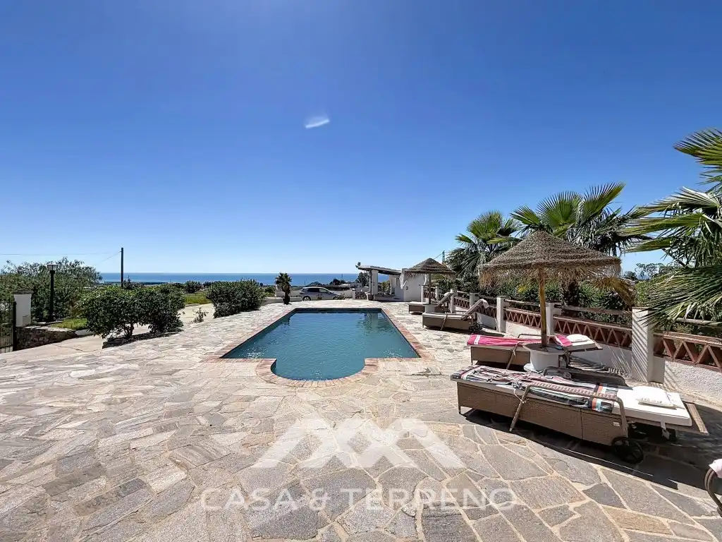 Vista exterior de Casa o xalet en venda en Vélez-Málaga amb Aire condicionat, Jardí privat i Terrassa