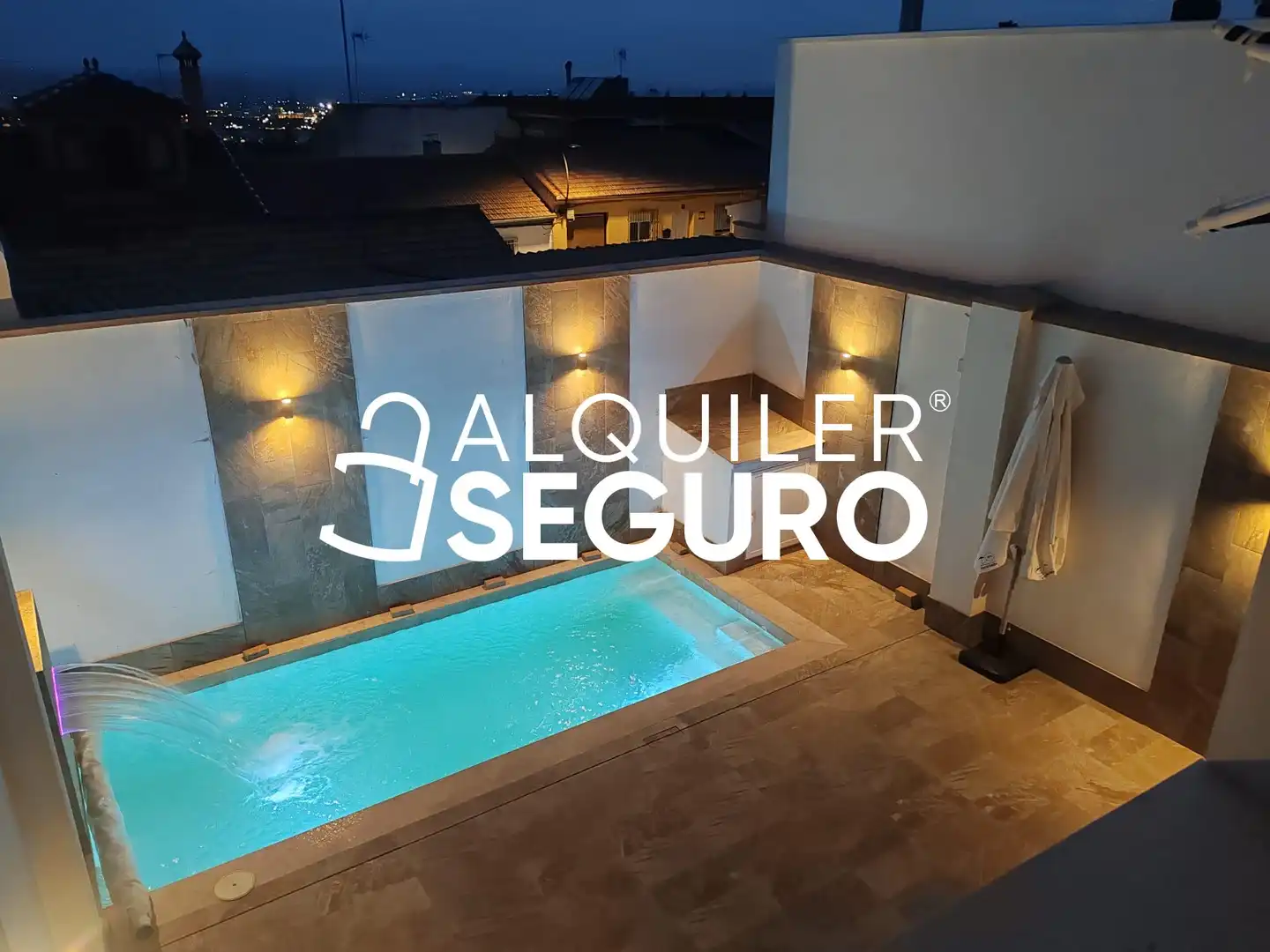 Piscina de Casa o chalet de alquiler en Jun con Aire acondicionado, Terraza y Piscina