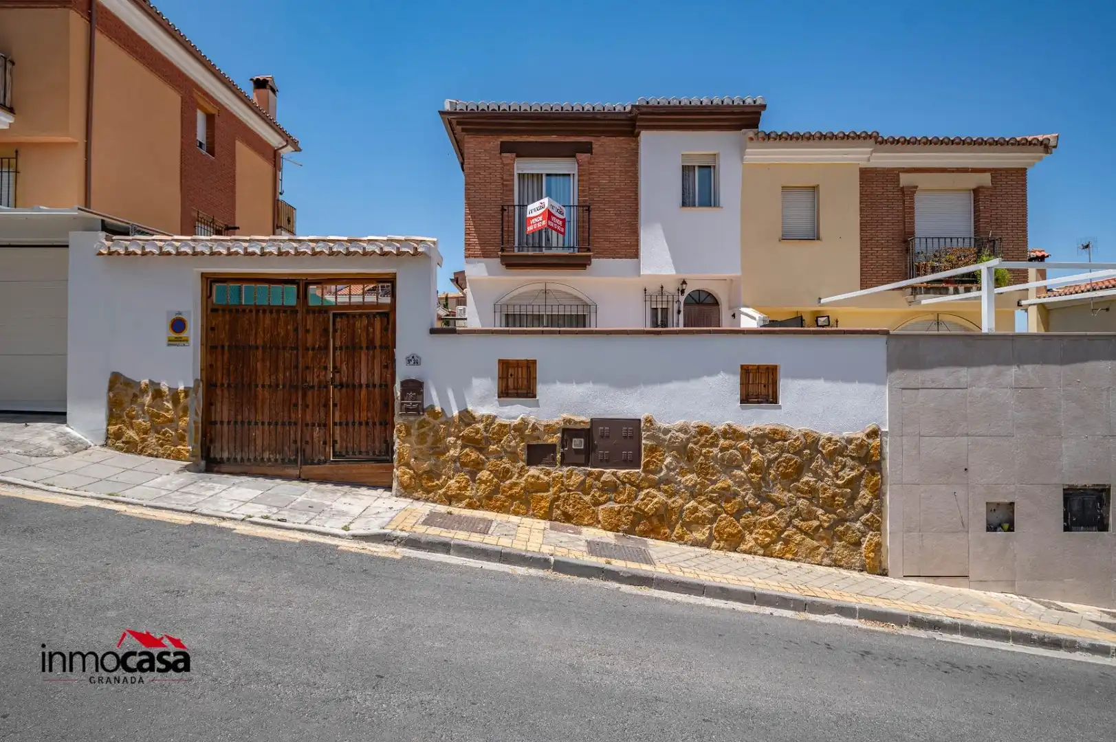 Vista exterior de Casa adosada en venta en Jun con Aire acondicionado, Jardín privado y Piscina