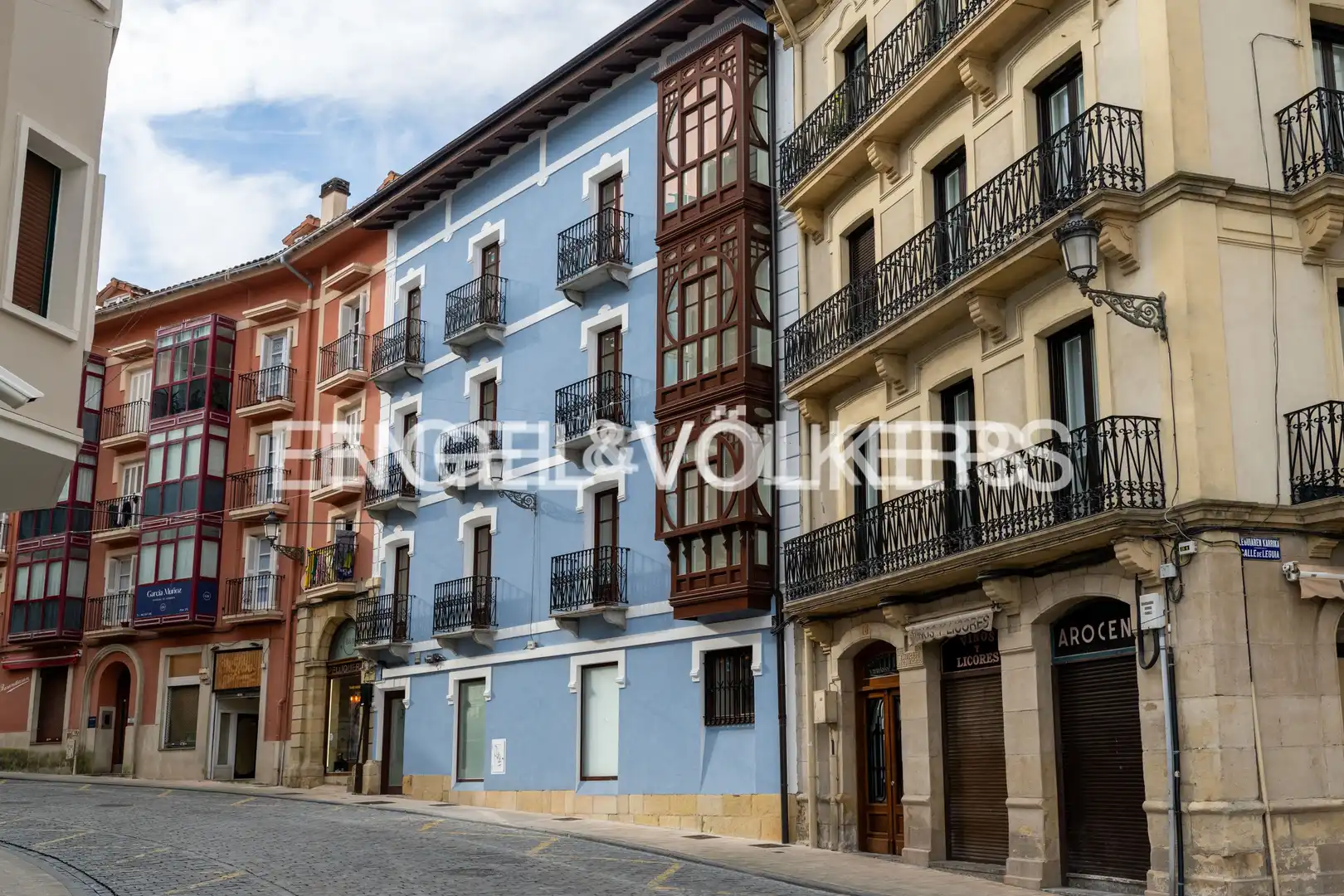 Vista exterior de Dúplex en venda en Irun  amb Calefacció, Parquet i Balcó