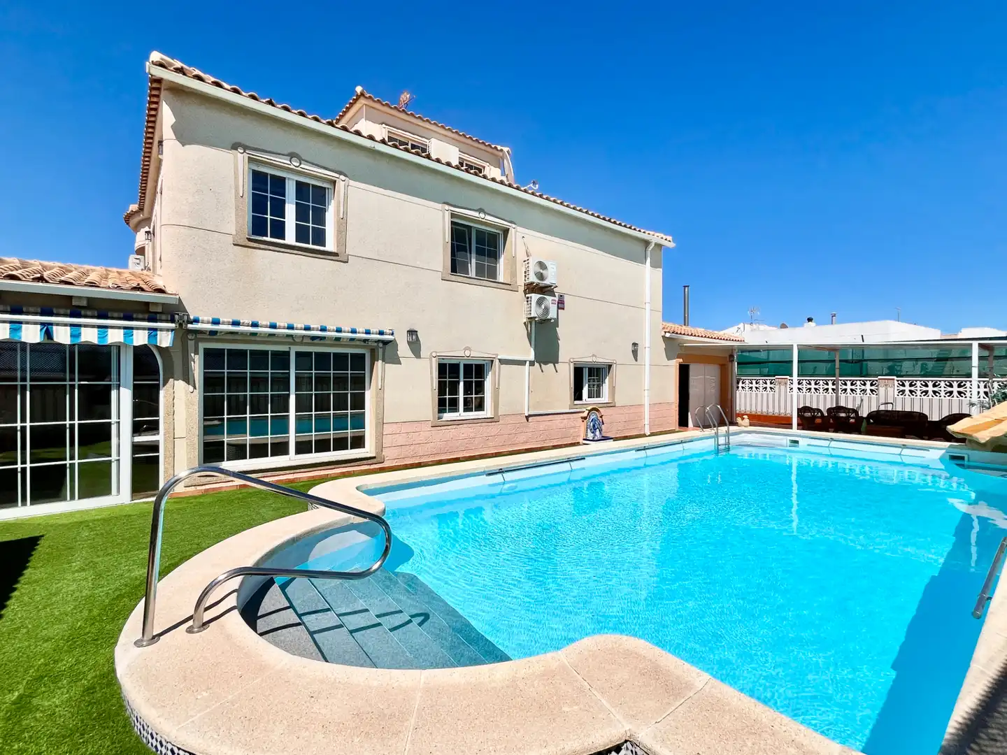 Piscina de Casa o chalet en venta en Torrevieja con Aire acondicionado, Calefacción y Jardín privado