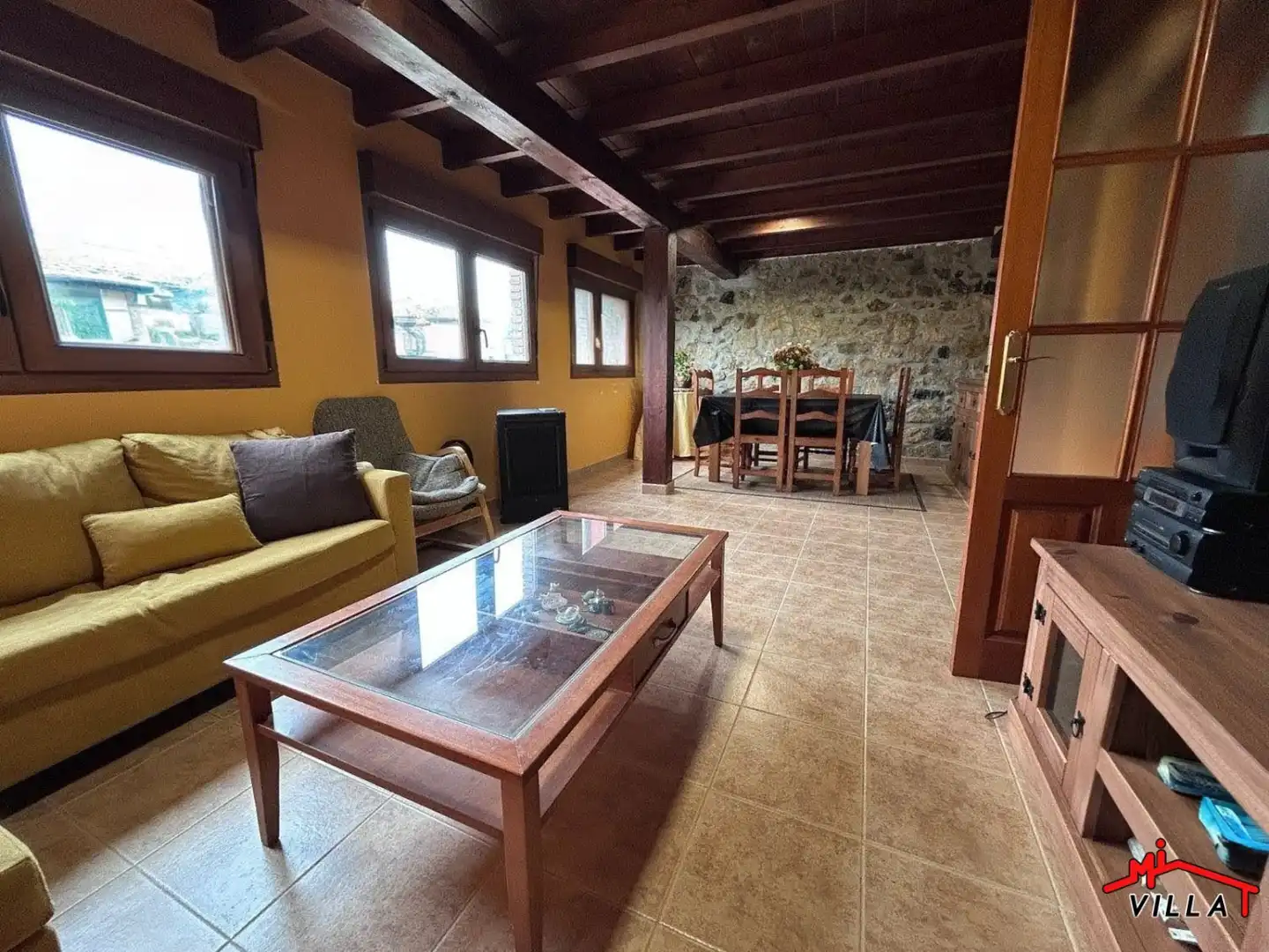 Sala d'estar de Casa adosada en venda en Rasines amb Terrassa i Moblat