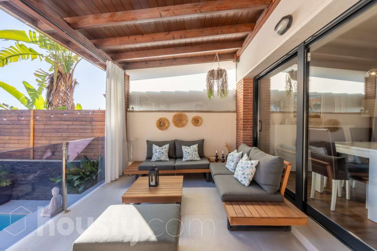 Terrassa de Casa adosada en venda en Vilanova i la Geltrú amb Aire condicionat, Calefacció i Jardí privat