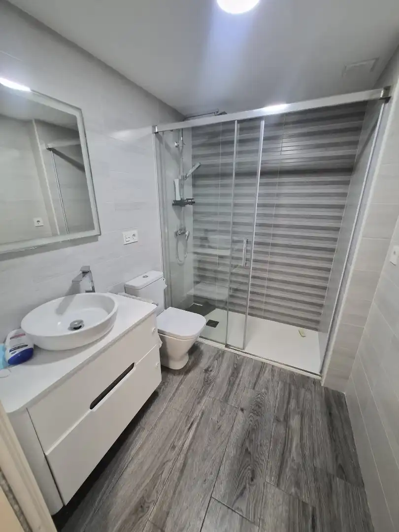 Bathroom of Flat for rent in Valencia  with Air Conditioner, Heating and Parquet flooring
