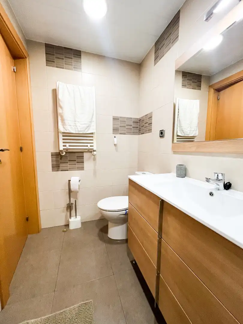 Baño de Piso de alquiler en Cerdanyola del Vallès con Aire acondicionado, Calefacción y Parquet